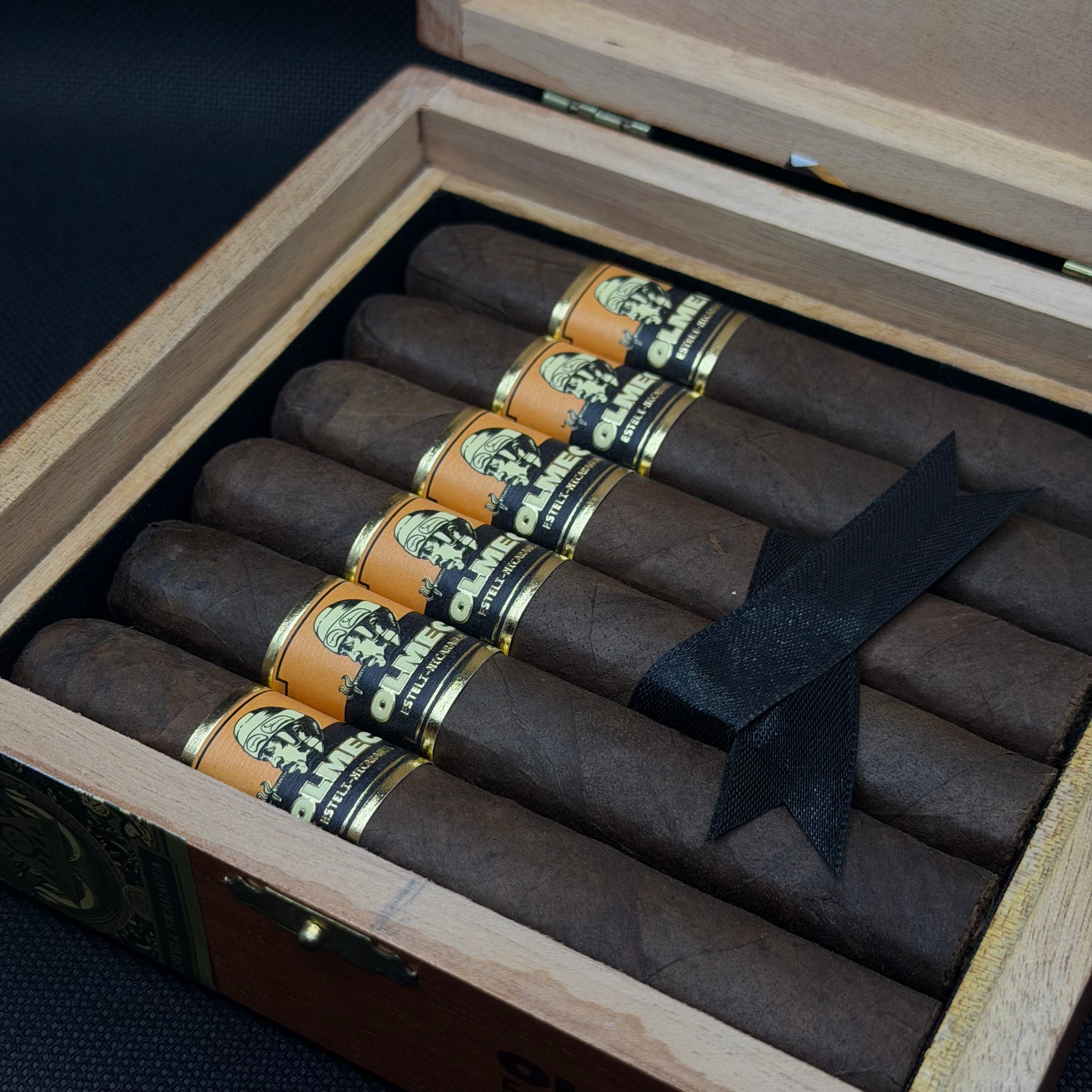 Picture of Foundation Olmec Robusto Oscuro